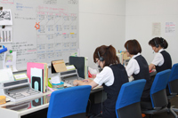 市民から代表電話番号宛てに寄せられるコール数は、1日約1,000件以上。電話は市民と市役所をつなぐ重要な通信手段であるため、絶対に不通状態にすることは許されない